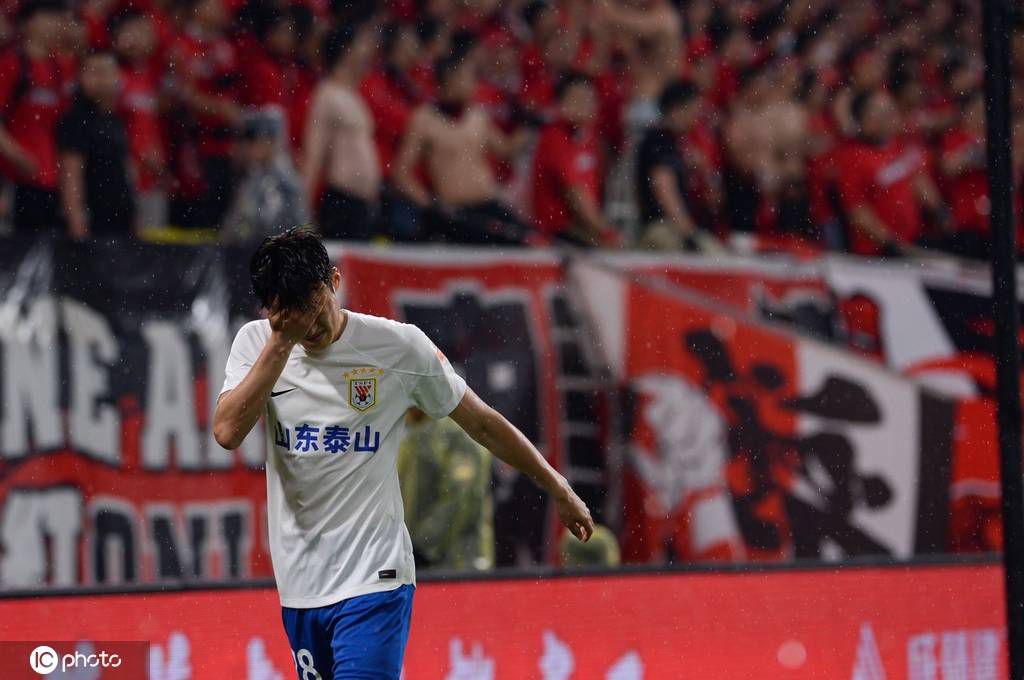 战报意甲-尤文2-1弗洛西诺内 弗拉霍维奇头球建功伊尔迪兹精彩破门北京时间12月23日19:30，意甲联赛第17轮尤文挑战弗洛西诺内的比赛，上半场科斯蒂奇助攻18岁小将伊尔迪兹精彩1v3破门，桑德罗伤退，半场结束，尤文客场1-0弗洛西诺内。